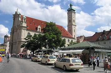 Viktualienmarkt mit Heilig-Geist-Kirche