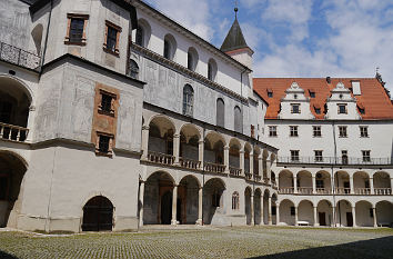Innenhof Schloss Neuburg mit Arkaden