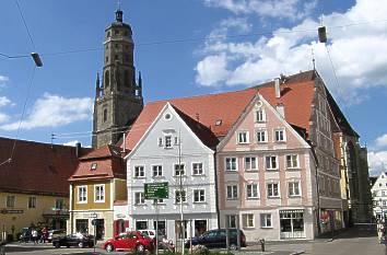 Schäfflesmarkt mit Kirchturm (Daniel) in Nördlingen