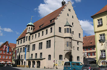 Marktplatz mit Rathaus in Nördlingen