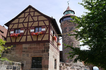 Kaiserburg Nürnberg: Burghof mit Sinwellturm