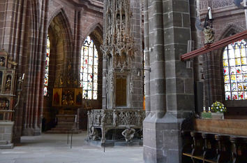 Innenraum mit Sakramentshaus Lorenzkirche