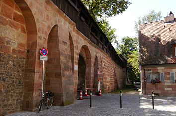 Mittelalterliche Stadtmauer mit Schwibbögen und Wehrgang in Nürnberg