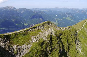 Wanderweg am Fellhorn und Blick Kleinwalsertal