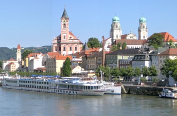 Donau in Passau mit Kirche St. Paul und Dom