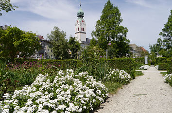 Riedergarten und Kirche St. Nikolaus in Rosenheim