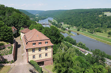 Blick vom Bergfried Rothenfels auf Amtshaus und Main