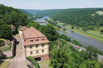 Blick vom Bergfried Rothenfels auf Amtshaus und Main