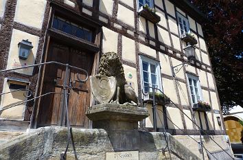 Löwenskulptur am Rathaus in Seßlach