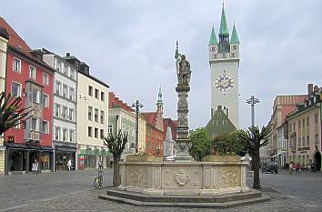 Straubing: Theresienplatz mit Barockbrunnen und Stadtturm