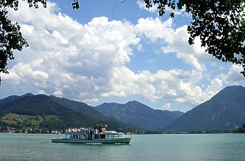 Tegernsee mit Bergpanorama der Alpen