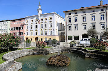 Stadtplatz Tittmoning: Pferdeschwemme und Rathaus