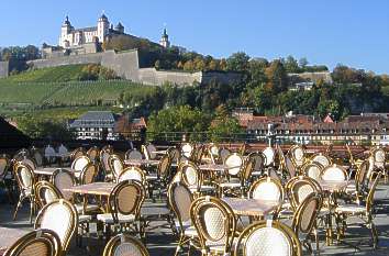 Terrassencafé, Main und Festung Marienberg in Würzburg