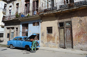 Oldtimerreparatur im Stadtbezirk Centro in Havanna