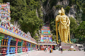 Die mit dem Schnellbahnsystem vom Stadtzentrum Kuala Lumpur aus erreichbaren Batu Caves sind ein relig��ses Zentrum der Hindus
