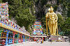 Eingang Batu Caves mit Hindutempel, Treppenanlage und Statue Murugan