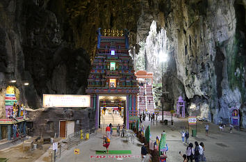 In dem riesigen H��hlensysten der Batu Caves haben Gl��ubige aus Indien mehrere Tempel errichtet