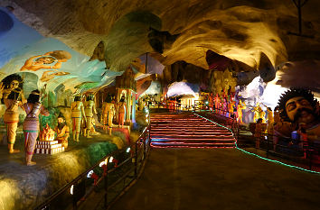 In weiteren H��hen der bei Kuala Lumpur liegenden Batu Caves k��nnen Darstellungen von indischen Mythen bewundert werden