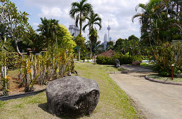 Botanischer Garten Kuala Lumpur mit Fernsehturm (KL Tower) im Hintergrund