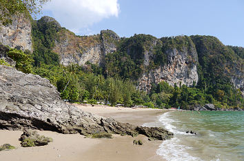 Nur mit dem Boot oder zu Fu�� ��ber den Monkey Trail ist von Ao Nang aus der Centara Grand Beach zu erreichen