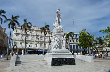 Denkmal von José Martí (Nationalheld) im Zentralpark von Havanna