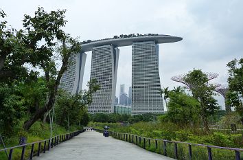Gardens by the Bay in Singapur mit Sands Hotel