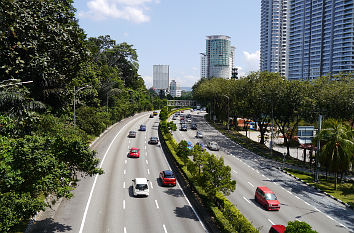 Die hinter dem Botanischen Garten verlaufende Damansara Stra��e ist eine typische Verkehrsachse in Kuala Lumpur mit dem Dschungel auf der einen und Wolkenkratzern auf der anderen Seite