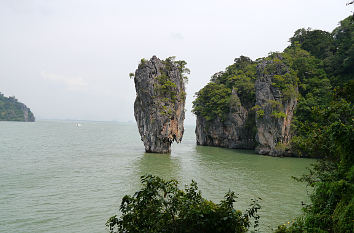 Khao Phing Kan ist der Name der Insel, deren vorgelagerte Felsnadel durch den James-Bond-Film von 1974 zu einer der berühmtesten Touristenattrakionen von Thailand wurde