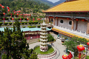 Kleine Pagode im unteren Innenhof des Kek Lok Si Tempels auf der Insel Penang