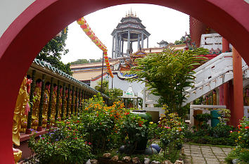 Blick auf die Kuan Yin Statue im Kek Lok Si Tempel von Penang