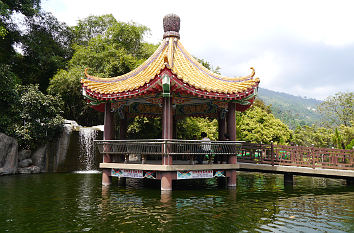 Tempel mit Wasserfall in der Tempelanlage Kek Lok Si auf der Insel Penang