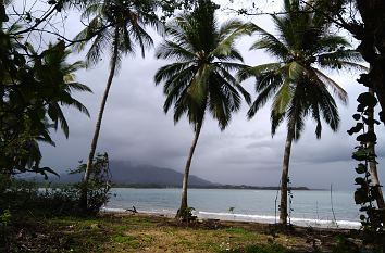 K��ste bei Montellano mit 793 Meter hohen Hausberg von Puerto Plata im Hintergrund