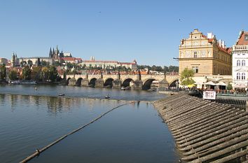 Moldau in Prag mit Karlsbr��cke und Burg