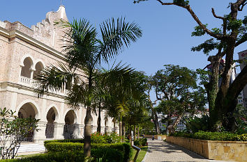 Hier ist die Parkanlage hinter dem Sultan Abdul Samad Building zu sehen