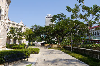 Die Parkanlage hinter dem Sultan Abdul Samad Building geh��rt zu den sch��nsten Parkanlagen der Stadt