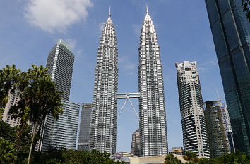 Die 1998 erbauten Petronas Towers sind das Wahrzeichen von Kuala Lumpur - bis 2004 waren sie das h��chste Bauwerk der Welt und bis 2018 das h��chste Bauwerk der Stadt