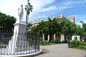 Denkmal am Plaza de Armas in Havanna