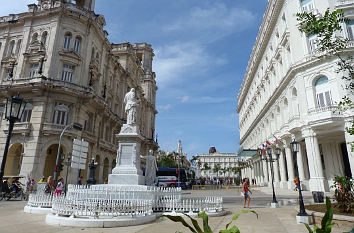 San Ravael in Havanna mit Museum der sch��nen K��nste und Hotel Manzana