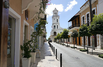 Calle Arzobispo Meri��o mit Turm Palacio Consistorial in Santo Domingo
