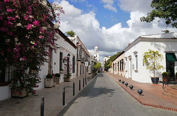 Calle Arzobispo Meri��o in Santo Domingo