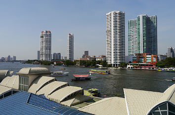 Sathorn Pier am Chao-Phraya-Fluss in Bangkok mit Wolkenkratzern im Hintergrund