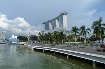 Wahrzeichen: Marina Bay mit Sands Hotel in Singapur