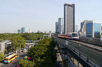 Skytrain (BTS) in Bangkok an der Station Mo Chit mit Blick in Fahrtrichtung Flughafen Don Muang