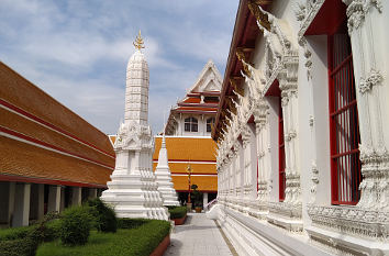 Buddhistische Tempelanlage Thawornwatthu in Bangkok