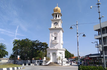 Der zu Ehren von Queen Vicoria errichtete Uhrturm in Georg Town