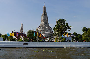 Turm des Tempels Wat Arun Ratchawararam am Chao-Phraya-Fluss in Bangkok