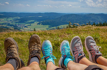 Wanderbeine und Berglandschaft