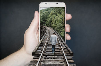 Smartphone Wanderung Gleise