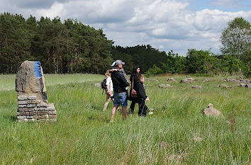 Wanderer im Findlingspark Henzendorf