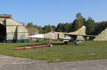 MiG-23S vor Flugzeugbunkern